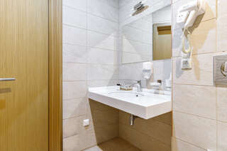 Апарт-отель Мюллер Бах Краснодар Aпартаменты комфорт с кухней с балконом с одной двуспальной или двумя односпальными кроватями, с двумя дополнительными местами (диван-кровать)-5