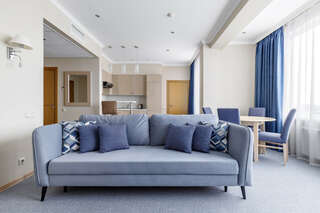 Апарт-отель Мюллер Бах Краснодар Премиум апартаменты с кухней с одной двуспальной или двумя односпальными кроватями, с двумя дополнительными местами (диван-кровать)-1