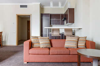 Апарт-отель Мюллер Бах Краснодар Апартаменты с кухней без балкона с одной двуспальной или двумя односпальными кроватями с двумя дополнительными местами (диван-кровать)-1