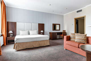 Апарт-отель Мюллер Бах Краснодар Апартаменты с кухней без балкона с одной двуспальной или двумя односпальными кроватями с двумя дополнительными местами (диван-кровать)-2