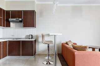 Апарт-отель Мюллер Бах Краснодар Апартаменты с кухней без балкона с одной двуспальной или двумя односпальными кроватями с двумя дополнительными местами (диван-кровать)-3