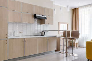 Апарт-отель Мюллер Бах Краснодар Aпартаменты комфорт с кухней с балконом с одной двуспальной или двумя односпальными кроватями, с двумя дополнительными местами (диван-кровать)-6