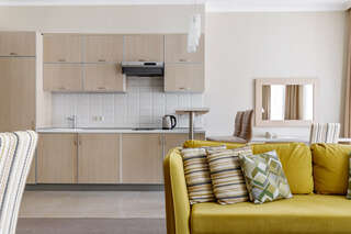 Апарт-отель Мюллер Бах Краснодар Aпартаменты комфорт с кухней с балконом с одной двуспальной или двумя односпальными кроватями, с двумя дополнительными местами (диван-кровать)-2