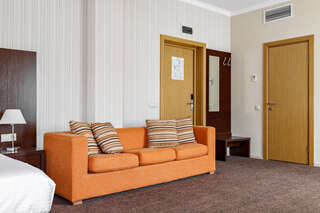 Апарт-отель Мюллер Бах Краснодар Апартаменты с верандой, c одной двуспальной или двумя односпальными кроватями, с двумя дополнительными местами (диван-кровать)-6