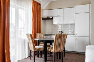 Апарт-отель Мюллер Бах Краснодар Апартаменты с верандой, c одной двуспальной или двумя односпальными кроватями, с двумя дополнительными местами (диван-кровать)-1